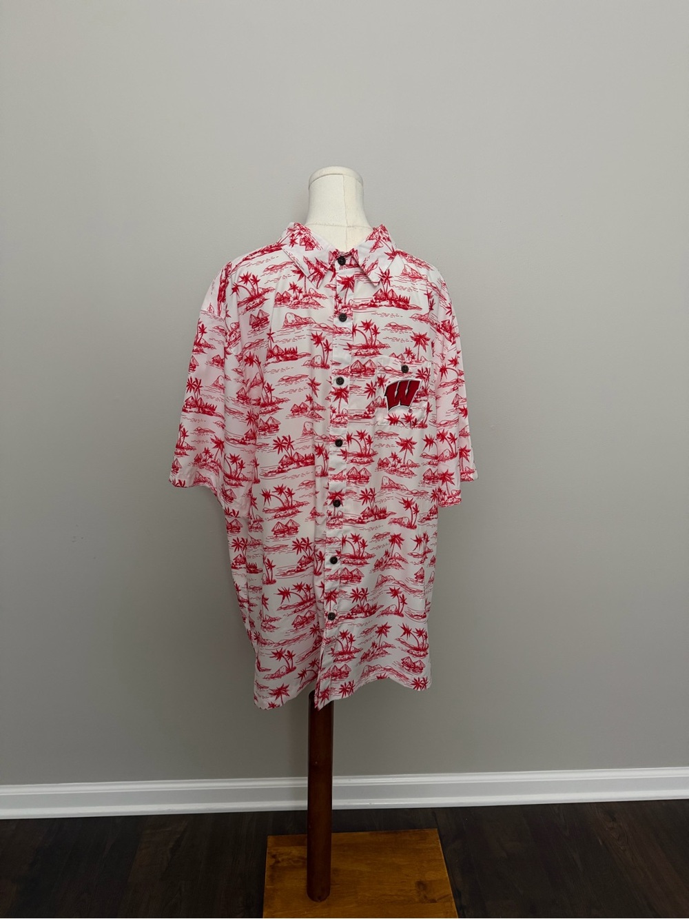 Colosseum Shirt University Wisconsin Badgers College Football Hawaiian Red White
